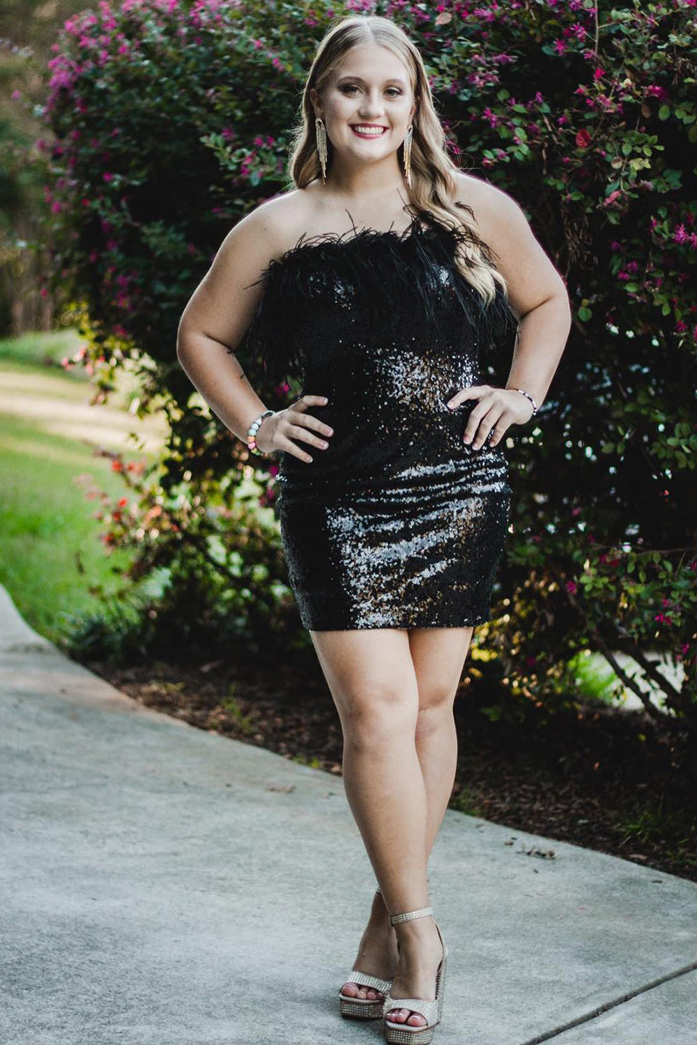 Vestido de fiesta sin tirantes con plumas