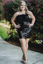 Vestido de fiesta sin tirantes con plumas