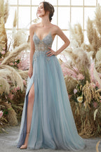 Robe de bal en tulle ornée de perles légères