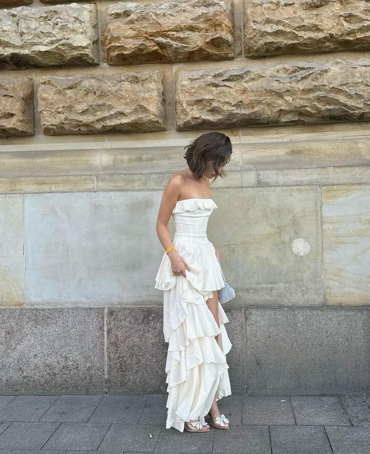 Robe de soirée élégante sans bretelles en satin à volants et fente, robe de bal ivoire formelle, robe de mariée Y8247