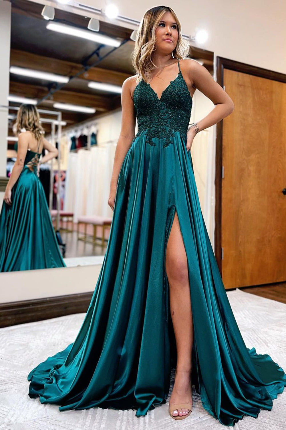 Vestido largo de fiesta verde con tirantes finos, corte en A y apliques