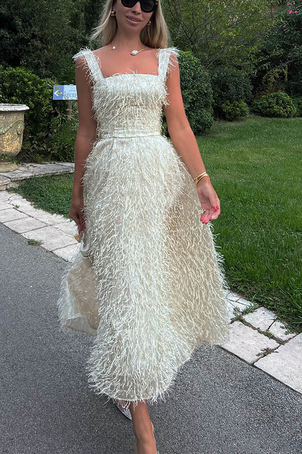 Robe midi féérique et ravissante à col carré en tissu duveteux et à franges. 
