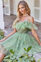 Magnifique robe de bal lilas clair à corset, coupe trapèze, épaules dénudées et broderies.
