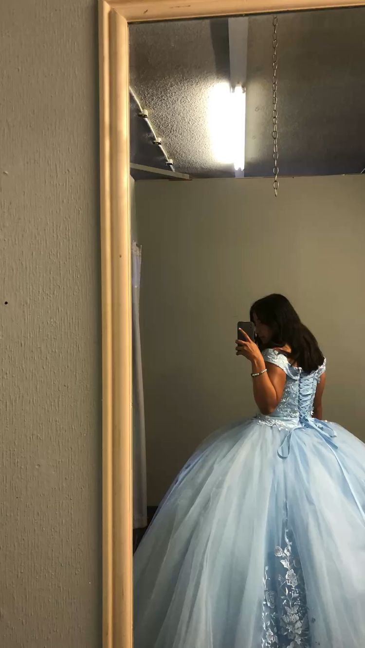 Vestido de quinceañera azul de encaje y tul con hombros descubiertos, vestido de baile azul con volumen para quinceañera Y1499