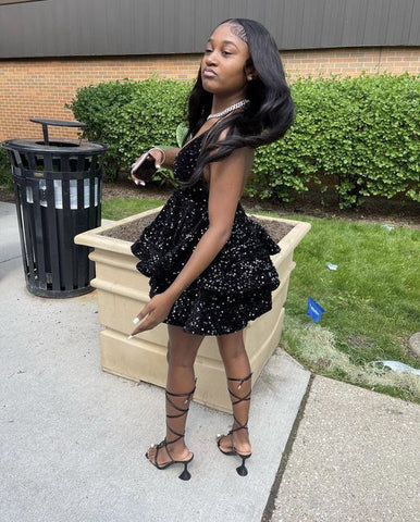 Vestido corto de cóctel negro brillante y sexy con espalda descubierta y lentejuelas escalonadas, ideal para fiestas de graduación o eventos nocturnos. Vestido negro para baile de bienvenida Y1504