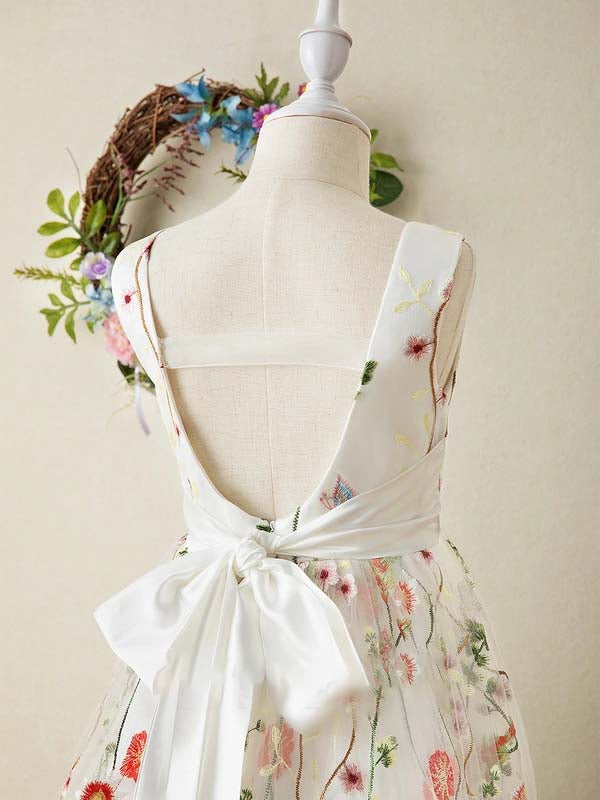Vestido de niña con bordado floral de flores silvestres, tul superpuesto, corte en A, ajustado, escote en V, lazo en la espalda y estampado floral. 