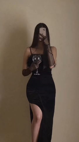 Vestido de noche largo de terciopelo negro con tirantes sexys, abertura y plumas Y7647