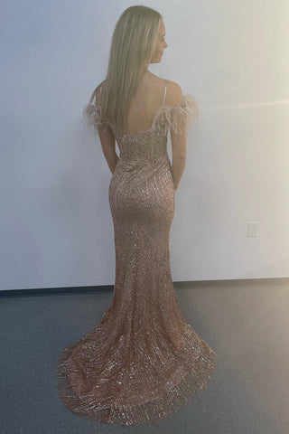 Vestido de fiesta de sirena con apliques de lavanda y plumas