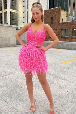 Robe fourreau courte rose à sequins et plumes pour le bal de promo