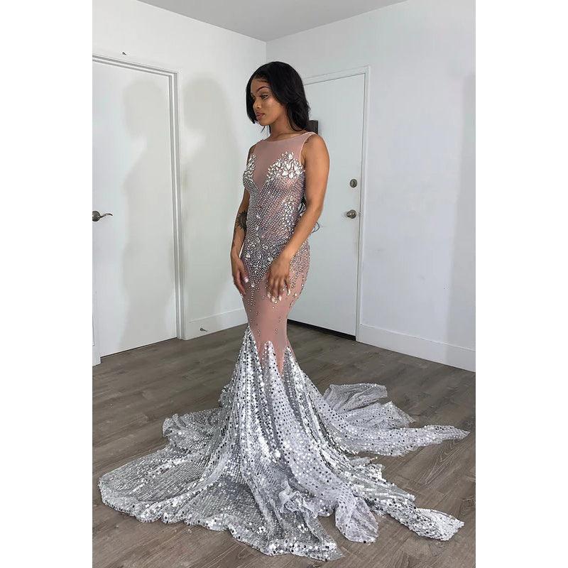 Robe de bal longue sirène en tulle transparent et perles, sans manches, avec traîne