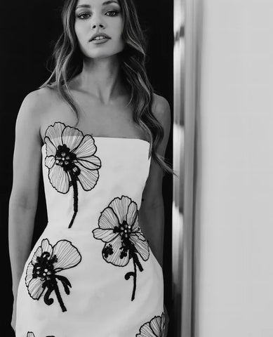 Vestido ajustado mini sin tirantes de alta calidad para mujer, sexy, con estampado floral negro, ideal para fiestas nocturnas, cumpleaños o cócteles.