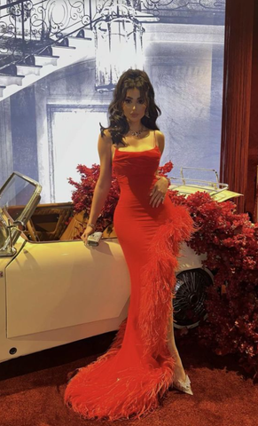 Vestido de fiesta rojo de sirena con tirantes y plumas, vestido largo de noche Y7901