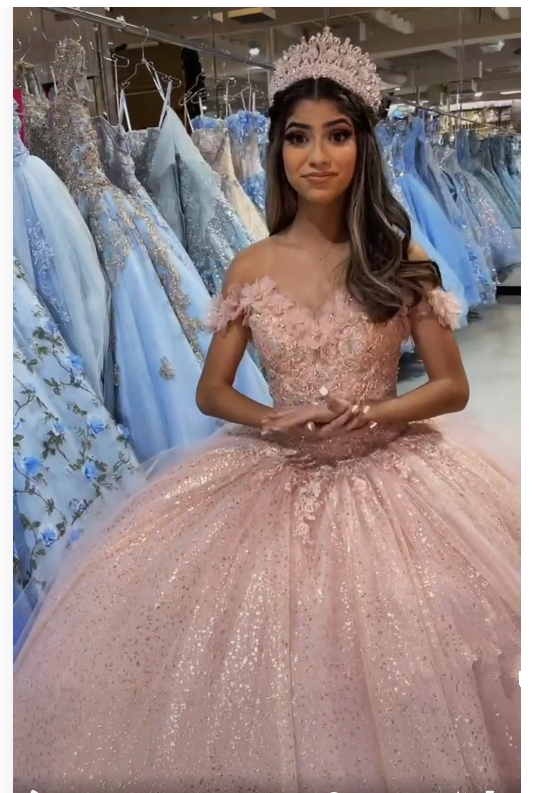 Precioso vestido de quinceañera rosa rubor con hombros descubiertos y brillos, modelo Y391