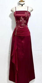 Robe de soirée vintage bordeaux en satin et mousseline de soie, ornée de perles, référence Y8448