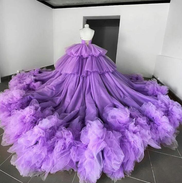 Elegante vestido de baile de tul morado con escote halter y corte asimétrico Y5684