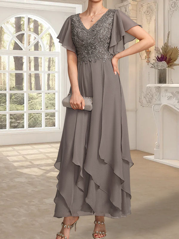 Vestido de novia de corte línea A, escote en V, largo hasta el tobillo, de gasa de encaje con volantes en cascada. 
