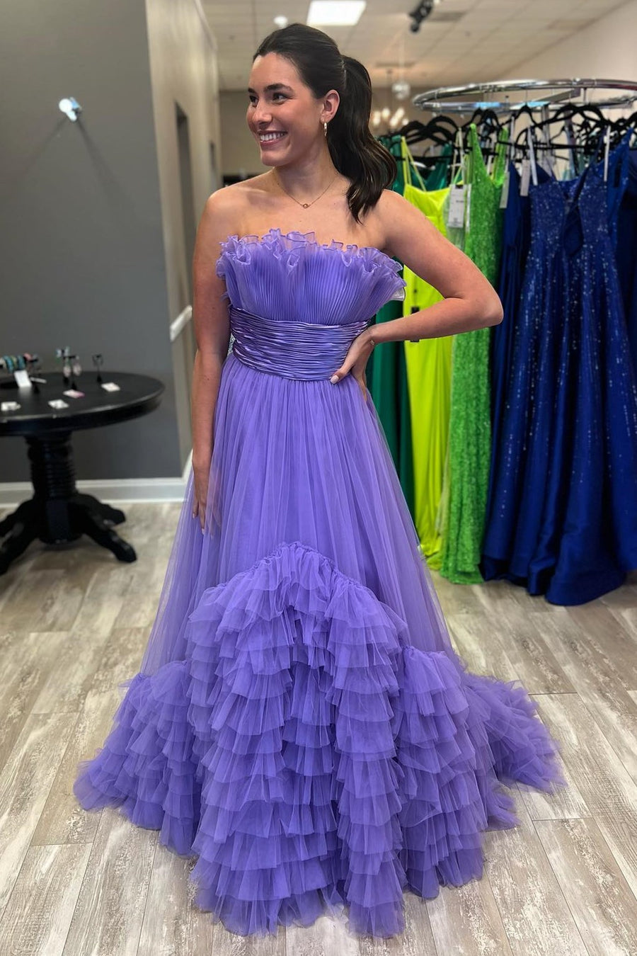 Vestido de fiesta largo de tul rosa sin tirantes, corte en A, con volantes
