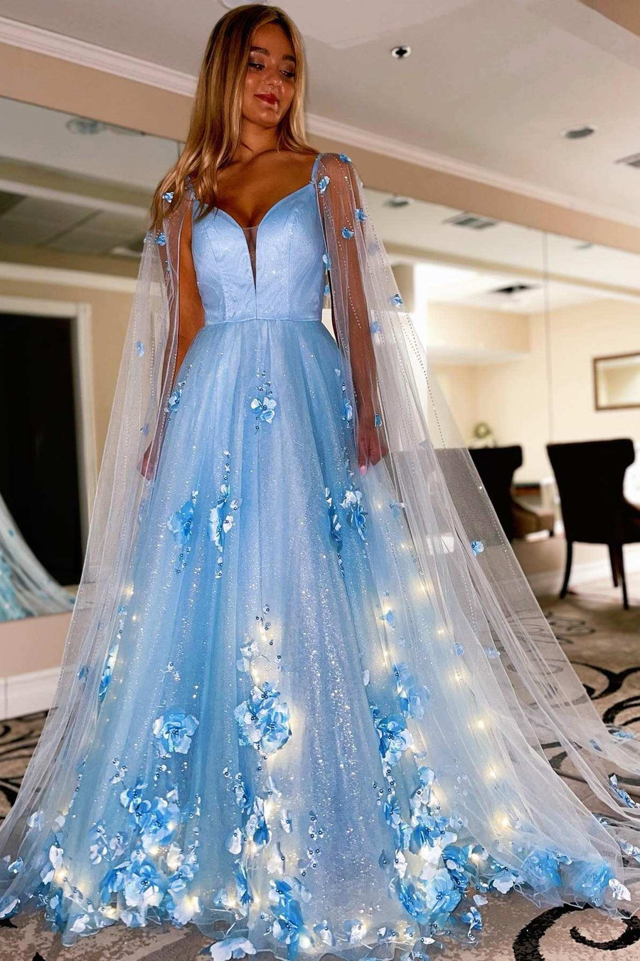 Robe de bal trapèze en dentelle florale avec manches cape 