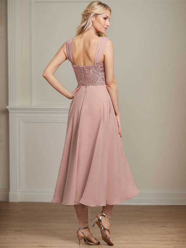 Vestido de corte A, largo midi, de gasa, encaje y lentejuelas para la madre de la novia. 