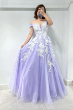Impresionante vestido de noche de tul color lila con escote corazón, hombros descubiertos y apliques Y5842