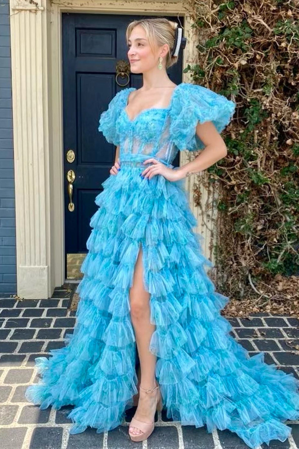 Vestido de fiesta de tul estampado de varias capas con corte en A y abertura