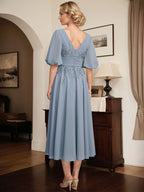 Vestido de novia de gasa de encaje, corte en A, escote en V y largo hasta la rodilla, con pliegues.