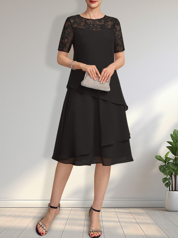 Vestido de novia de corte línea A con escote ilusión, largo hasta la rodilla, de encaje y gasa con lentejuelas.