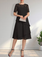 Vestido de novia de corte línea A con escote ilusión, largo hasta la rodilla, de encaje y gasa con lentejuelas.
