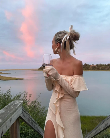 Elegante vestido largo de fiesta color crema con hombros descubiertos, volantes y abertura lateral Y7975