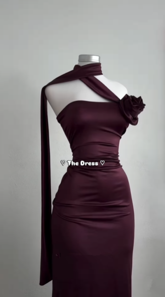 Vestido largo de fiesta burdeos sencillo, sin tirantes, corte recto, modelo Y8511