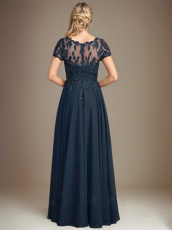 Robe de mariée longue en mousseline de soie, coupe trapèze, décolleté rond, ornée d'appliqués et de sequins, idéale pour la mère de la mariée. 