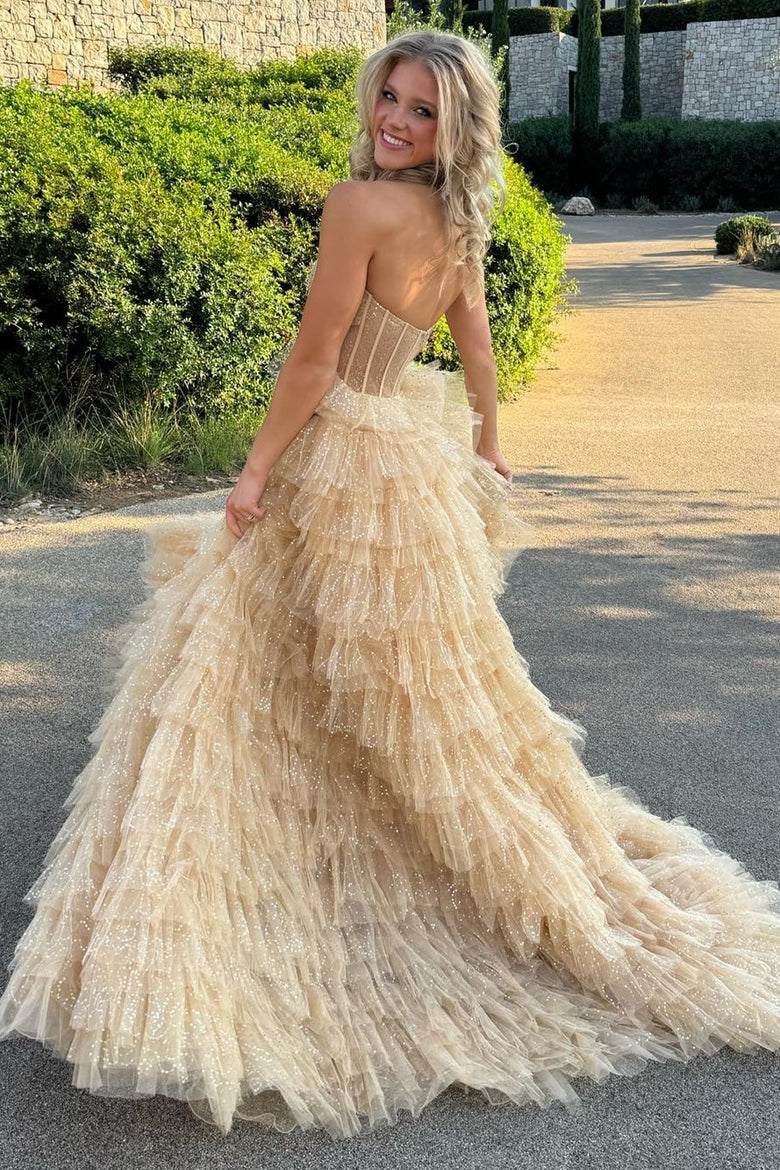 Vestido de fiesta de tul brillante con corsé sin tirantes y corte en A con volantes