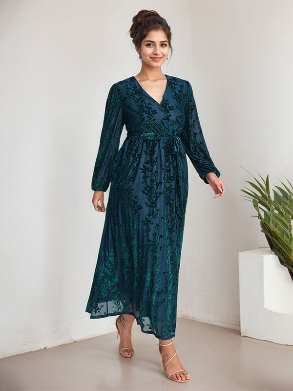 Vestido de terciopelo corte A, escote en V, manga larga, largo midi, para la madre de la novia, con abertura. 
