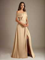 Robe de mère de la mariée en satin, coupe trapèze, décolleté asymétrique et plis. 