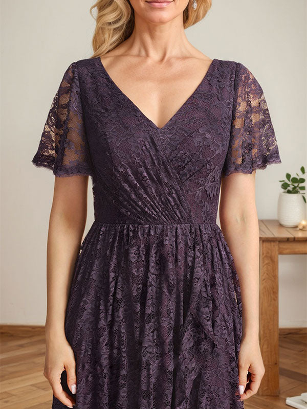 Robe de mère de la mariée asymétrique en dentelle, coupe trapèze, col en V et volants cascade 