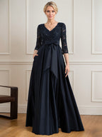 Vestido de novia de satén con encaje, corte en A, escote en V y largo hasta el suelo, con lazo de lentejuelas. 