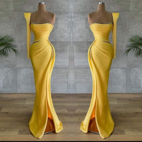 Robe de bal longue sirène jaune asymétrique en satin ornée de perles et de manches