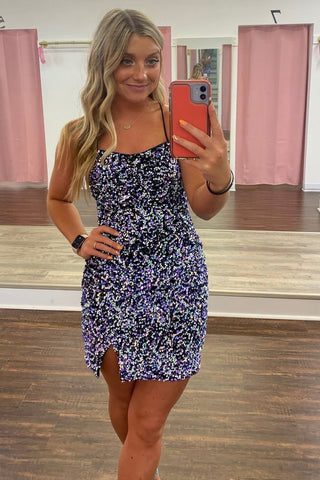 Vestido corto de fiesta con lentejuelas moradas, tirantes finos y espalda cruzada, estilo tubo brillante.