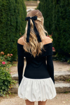 Robe mini bouffante à manches longues et épaules dénudées 