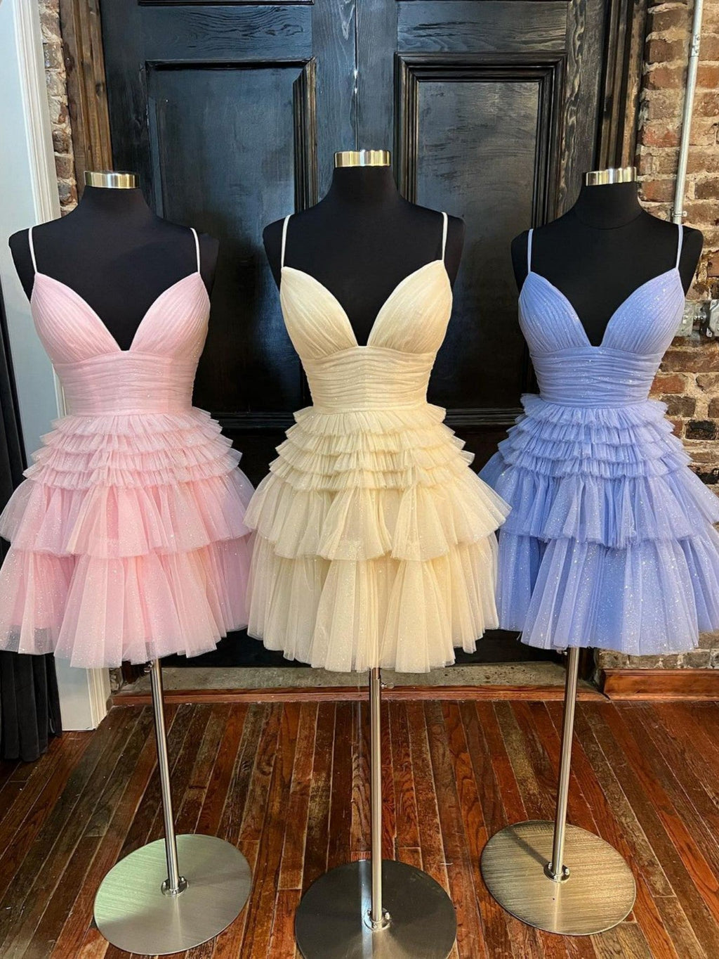 Vestido corto de fiesta de bienvenida con escote en V profundo y corte en A, de corte asimétrico y volantes.