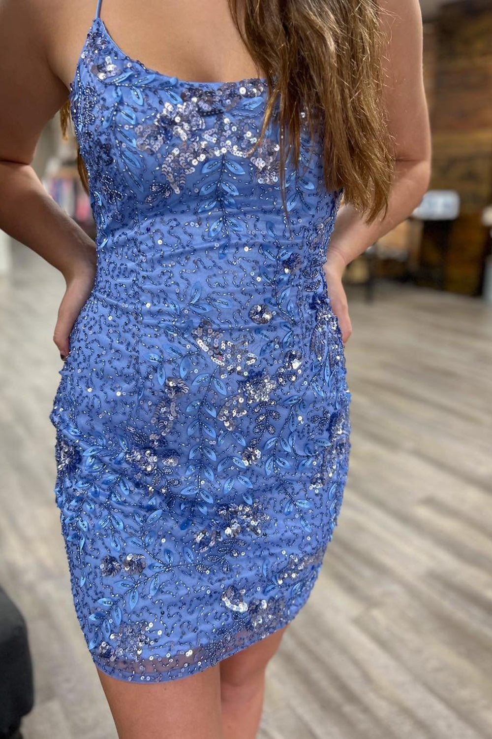 Elegante vestido corto azul de tirantes finos y lentejuelas para baile de bienvenida