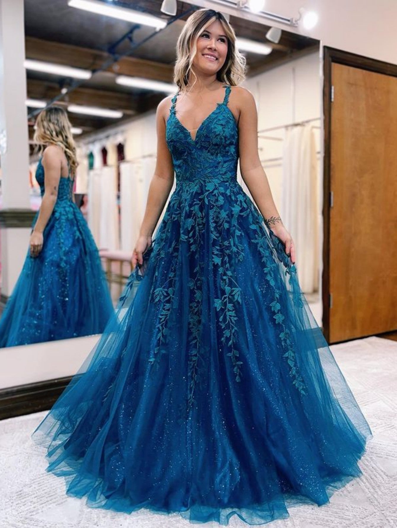 Vestido de graduación de tul y encaje azul tinta con purpurina de línea A
