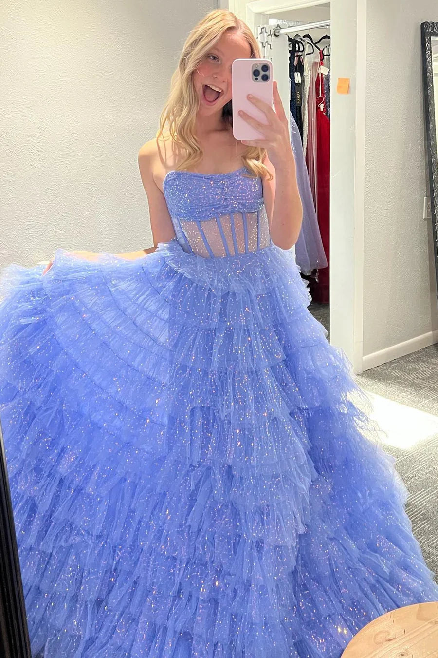 Robe de bal longue princesse en tulle doré, bustier et à volants, fendue.