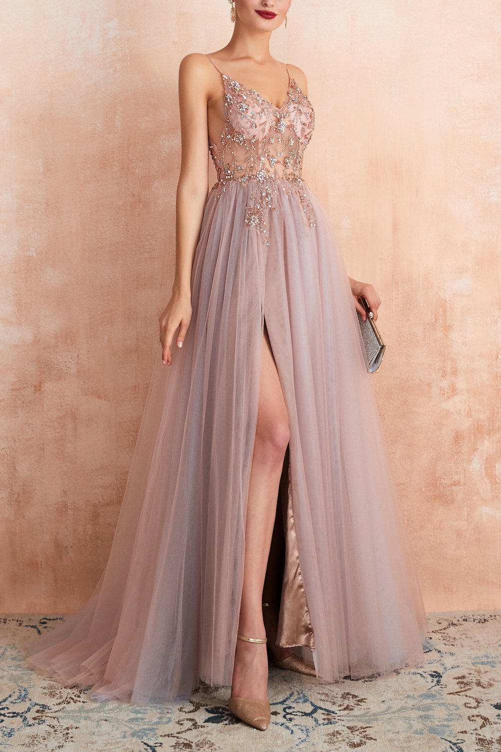 Robe de bal longue bleue à fines bretelles et fente
