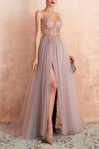 Robe de bal longue bleue à fines bretelles et fente