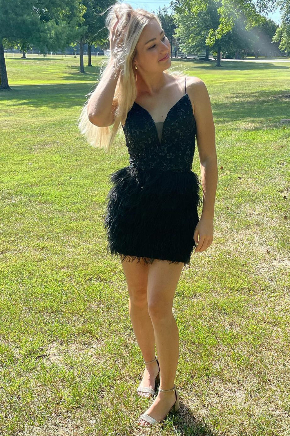 Vestido ajustado de lentejuelas para baile de bienvenida con plumas