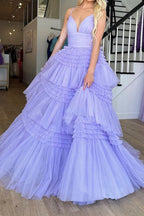 Vestido largo rosa de fiesta con tirantes finos, corte en A y abertura.