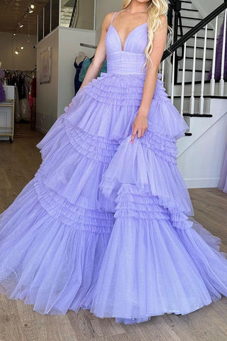 Robe de bal longue en tulle à fines bretelles et fente, fendue.
