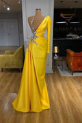 Vestido de fiesta largo de satén amarillo estilo sirena con un solo hombro y mangas