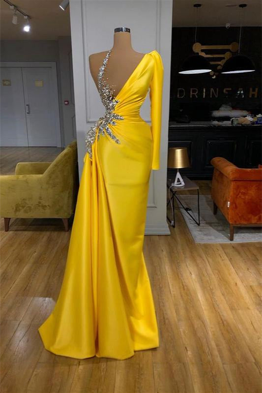 Vestido de fiesta largo de satén amarillo estilo sirena con un solo hombro y mangas